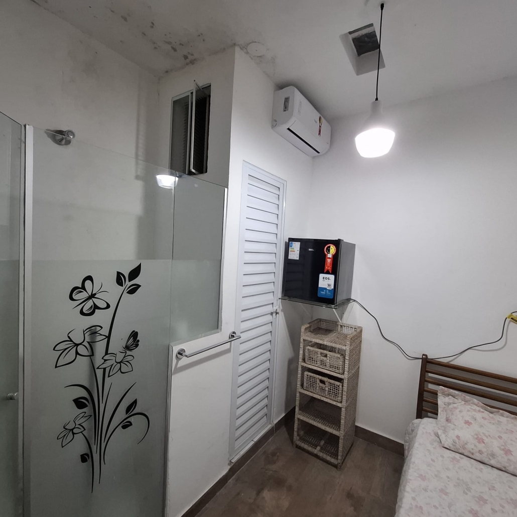 suíte com ar condicionado, TV e Frigobar